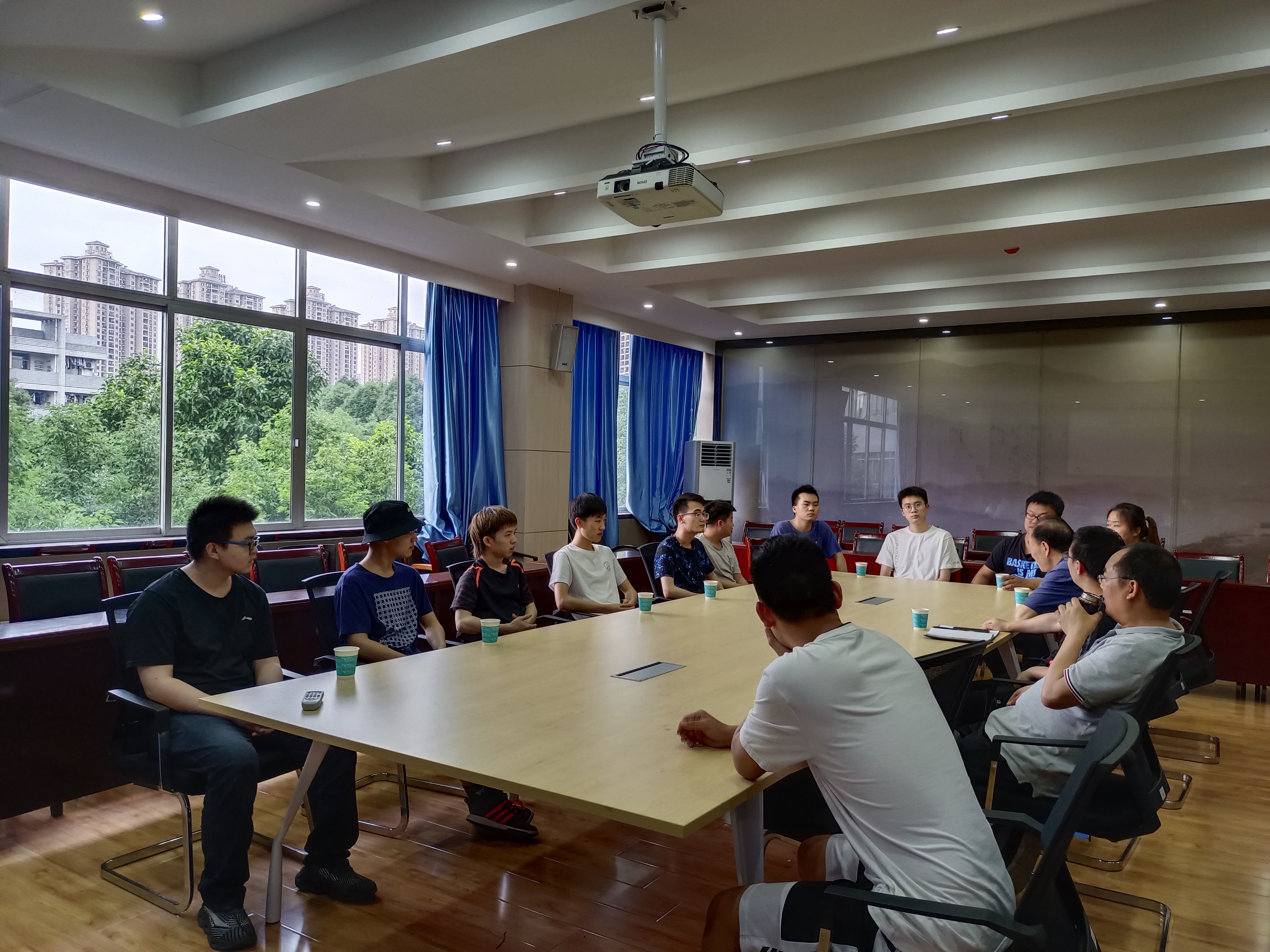 困难学生慰问座谈 (1).jpg